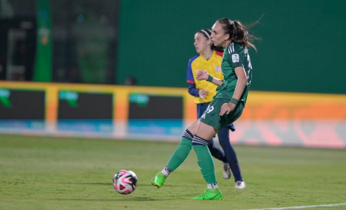 沙特女足国家队勇敢迎战中国队